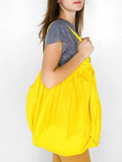 Cameron Diaz's bright gym bag