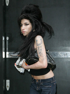 Amy Winehouse risks arrest over alleged headbutting