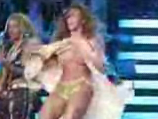Beyonce Knowles exposes her breast