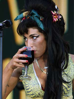 SEE VIDEO Amy Winehouse attacks member of public�again