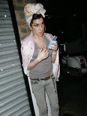 Amy Winehouse �gives away �5,000 guitar�