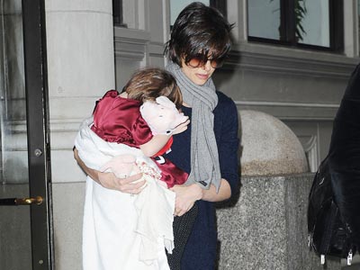 Suri Cruise | Suri Cruise hides her face | Now Magazine | Celebrity Gossip