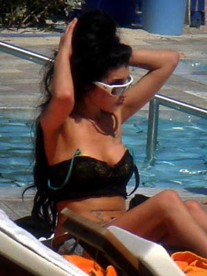 SEE PIC Amy Winehouse cuddles mystery man on holiday