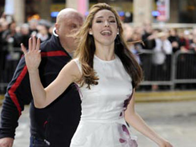 Kelly Brook | Kelly Brook smiles and waves | Pictures | Now Magazine | Celebrity Gossip