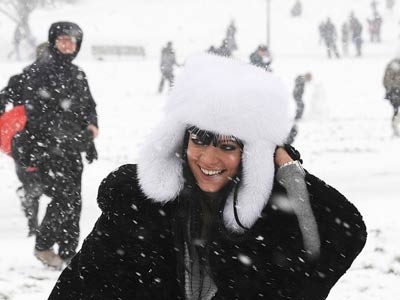 Lily Allen | Lily Allen enjoys the snow