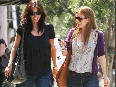 Courteney Cox and Isla Fisher have a girly chat | Now Magazine | Celebrity Spy | Pictures