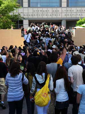 Michael Jackson | Fans pay tribute to Michael Jackson | pictures | now magazine | celebrity gossip 