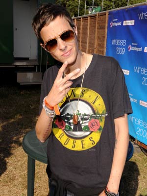 SEE PICS Sam Ronson looks relaxed