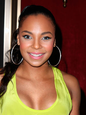 Ashanti�s sexy cleavage