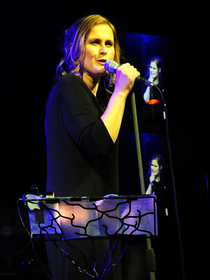Alison Moyet shows off amazing weight loss in clingy dress