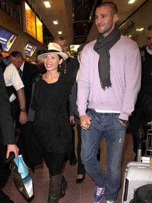 Dannii Minogue | Dannii Minogue and Kris Smith fly into Heathrow | pictures | now magazine 