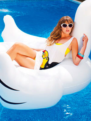 VIDEO Esmee Denters stars in Now photo shoot 