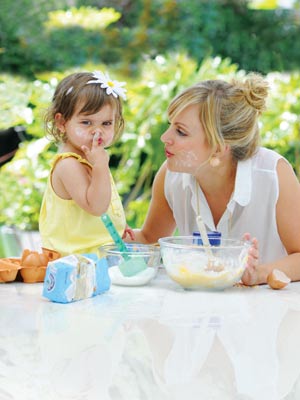 VIDEO Behind the scenes at Tina O'Brien and daughter Scarlett at the Boots Soltan shoot 