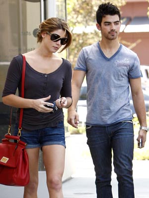 Ashley Greene and Joe Jonas go on a coffee date| pics | pictures | photos | new | news | celebrity gossip | twilight | jonas brothers | coffee | LA | 