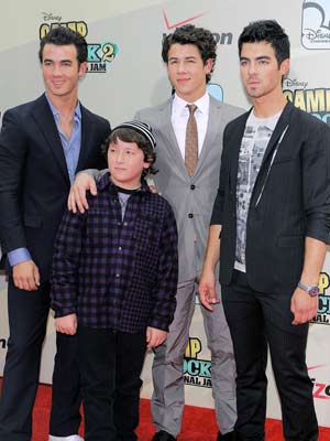 VIDEO Joe, Nick and Kevin Jonas take little brother Frankie to meet Minnie Mouse