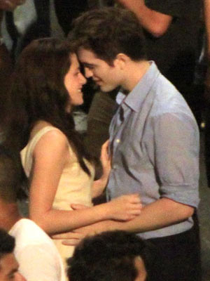 Robert Pattinson Latest News Today on New Pictures Robert Pattinson And Kristen Stewart Film The Twilight