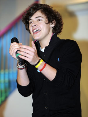 VIDEO Harry Styles performs at wedding party with his band White Eskimo before joining One Direction 