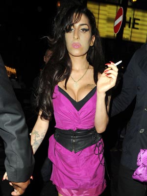 Amy Winehouse checks herself back in rehab to help her quit booze