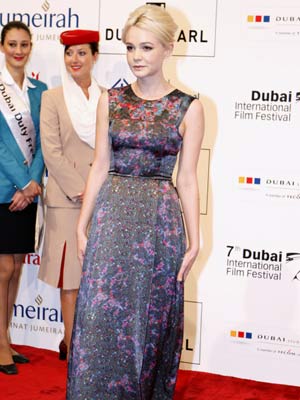 Carey Mulligan's curve-enhancing maxi dress 