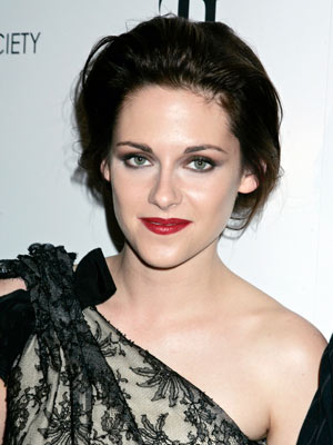 Kristen Stewart marries Robert Pattinson with a diamant� and pearl comb in her hair