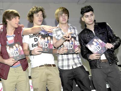  Direction  Young Book on New Pictures One Direction Sign Copies Of Their Book Young Forever In