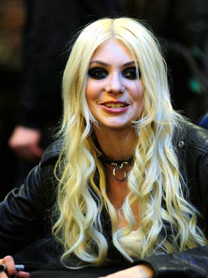  Gossip Girl's Taylor Momsen wears S&M-style boots to promote new Pretty Reckless album | Pictures | Photos | New