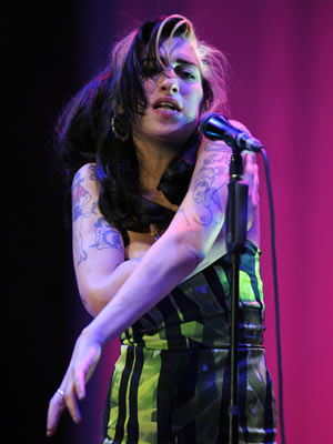 VIDEO Amy Winehouse booed as she slurs and stumbles through Belgrade concert