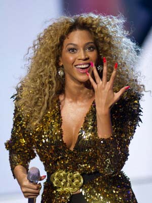 Beyonce�s hot Glastonbury nails 