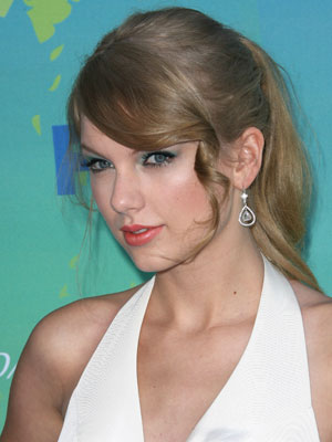 Taylor Swift channels Marilyn Monroe as skirt blows up at Teen Choice Awards 2011 