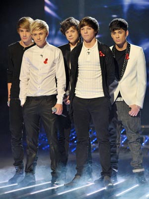FUNNY VIDEO One Direction challenged to dance off by Alan Carr on TV show Chatty Man