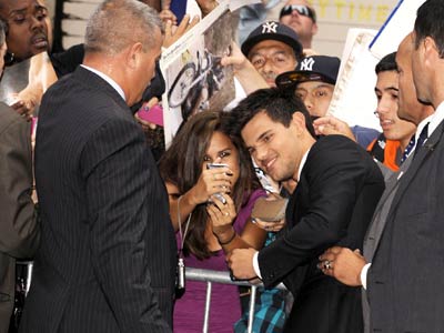 Twilight star Taylor Lautner chats to fans in New York