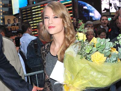 Taylor Swift keeps her blonde hair curly for live TV appearance on Good Morning America Taylor Swift keeps her blonde hair curly for live TV appearance on Good Morning America