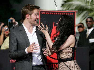 Aww! Twilight's Robert Pattinson and Kristen Stewart are loved-up at hand and footprint ceremony Aww! Twilight's Robert Pattinson and Kristen Stewart are loved-up at hand and footprint ceremony
