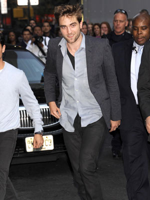 Robert Pattinson | Late Show With David LettermTwilight hunk Robert Pattinson greets the crowds in New York an | Pictures | Photos | New | Celebrity News