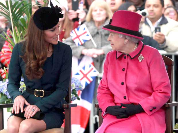 Kate Middleton wears high street dress for Diamond Jubilee visit to Leicester with the Queen