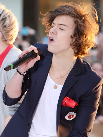 Zayn Malik and Louis Tomlinson scare One Direction band mate Harry Styles with pregnancy prank