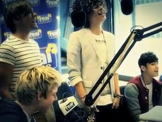 VIDEO One Direction perform acoustic version of new single What Makes You Beautiful