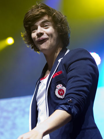 NEW VIDEO 1D fans go wild after Zayn Malik and Liam Payne rip open Harry Styles' shirt on stage