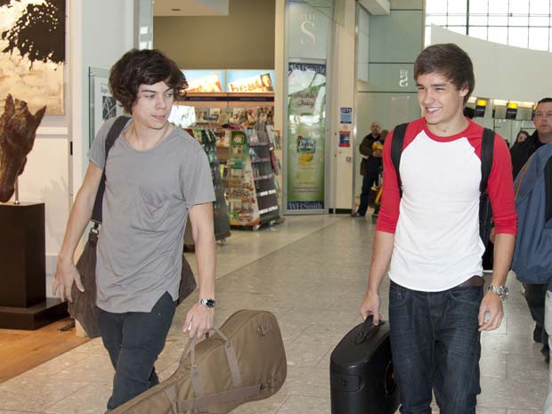 One Direction arrive at London's Heathrow ahead of US tour 