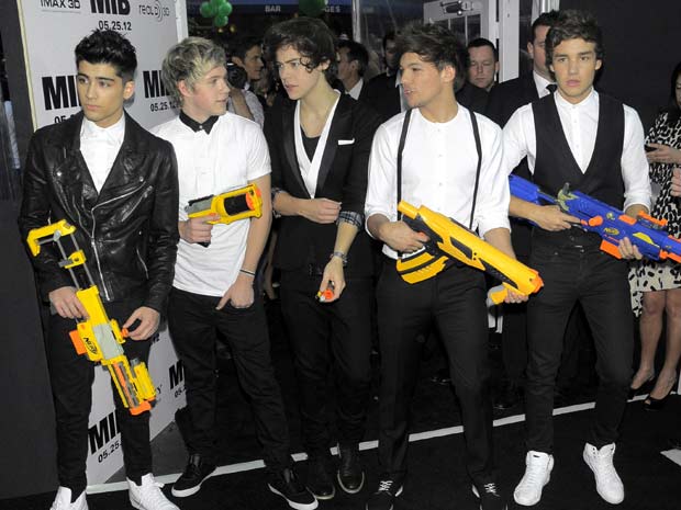 One Direction fool around with toy guns at Men In Black 3 movie premiere in US
