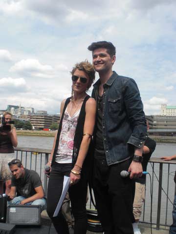 The Voice's Danny O'Donoghue and Bo Bruce busk outside London's Tate Modern