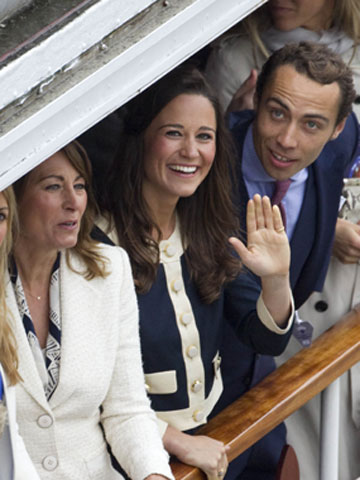 'Banned' Pippa joins 'scarlet woman' Kate Middleton for Queen's celebrations but keeps low profile