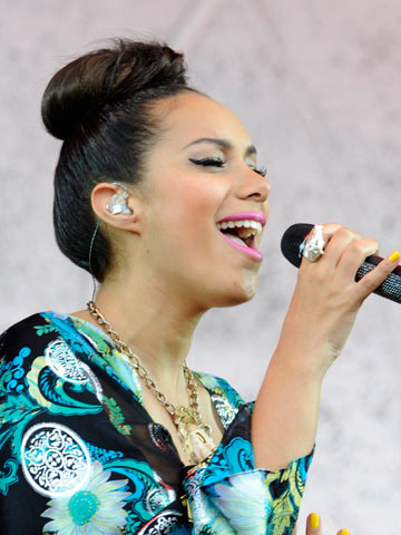 Three easy steps to Leona Lewis's Hackney Weekend topknot