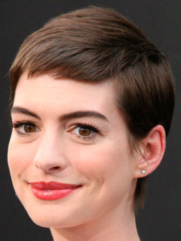 Anne Hathaway postpones wedding because of hair mare
