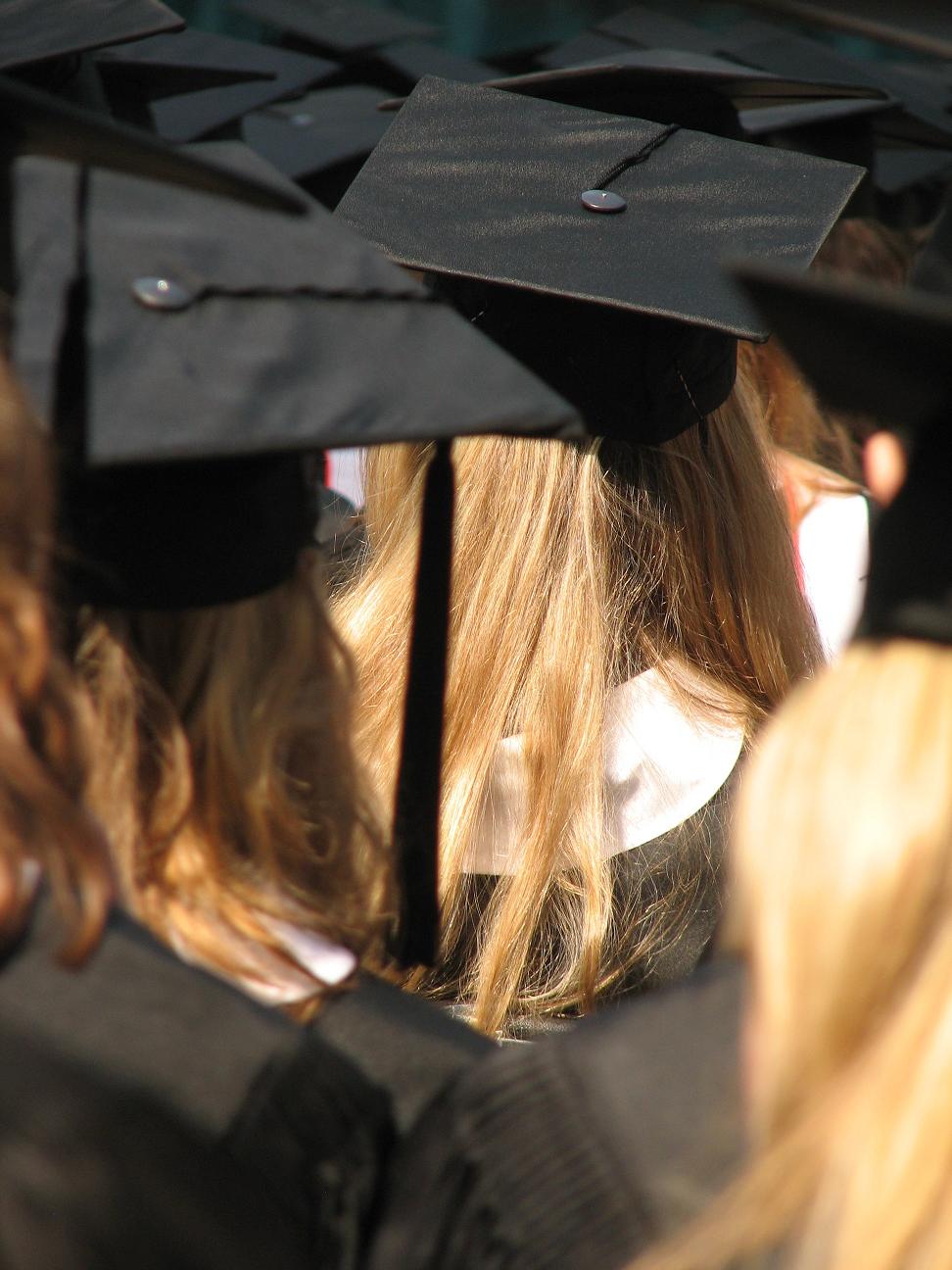 How to dress for your son or daughter's graduation 
