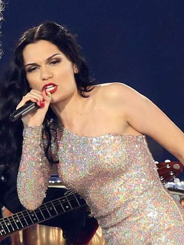 Jessie J wears matchy matchy red lips and nails for Olympic Closing Ceremony