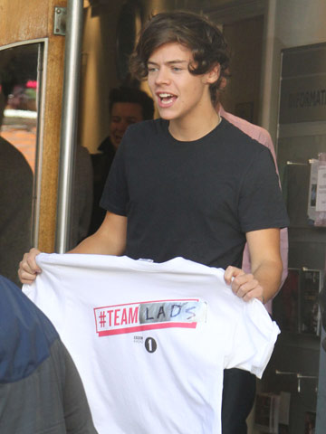 Harry Styles greets fans at Radio 1 studios Harry Styles | Radio 1 Studios | Pictures | Photos | new | Celebrity news