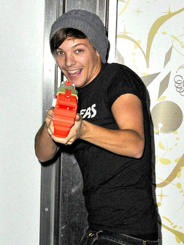 One Direction boys Louis Tomlinson and Liam Payne fool around with toy guns in New York