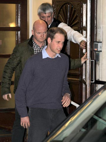 Prince William smiles after visiting pregnant wife Kate Middleton at London hospital 