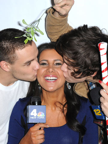 What would Taylor Swift say? Harry Styles kisses pretty brunette in New York with One Direction